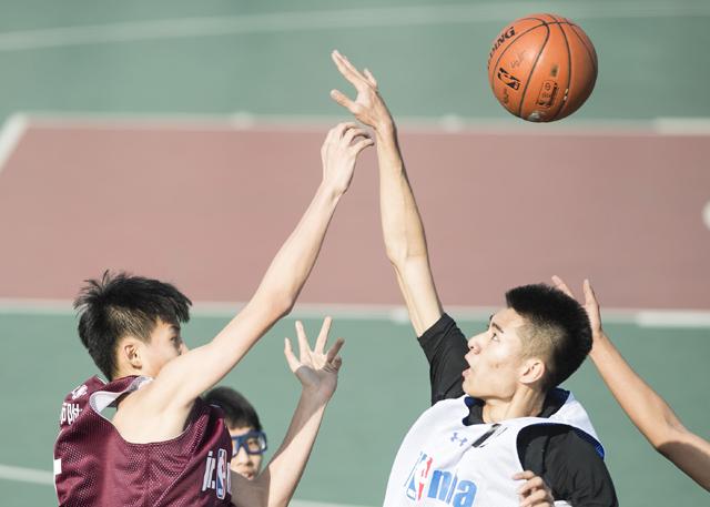 国际年夜城市上海，斑斓女孩林月（林志玲 饰）在街角经营着一家全手工建造的巧克力店。她的日本人老友木场总一郎（池内博之 饰）来华十年，此前曾是北海道夕张的滑雪场救助员，现在在异国异乡进行绘画创作。总算成功举行小我画展的木场，一向巴望和林月走进婚礼殿堂，可是曾的一段旧事成为二人世难以超越的藩篱。昔时心怀画家胡想的林月以留学生身份来到北海道进修，她前后结识了木场及其同事兼老友星野守（福地佑介 饰）。喜好做巧克力送给同亲的星野热忱开畅，他自动出击，与林月越走越近。